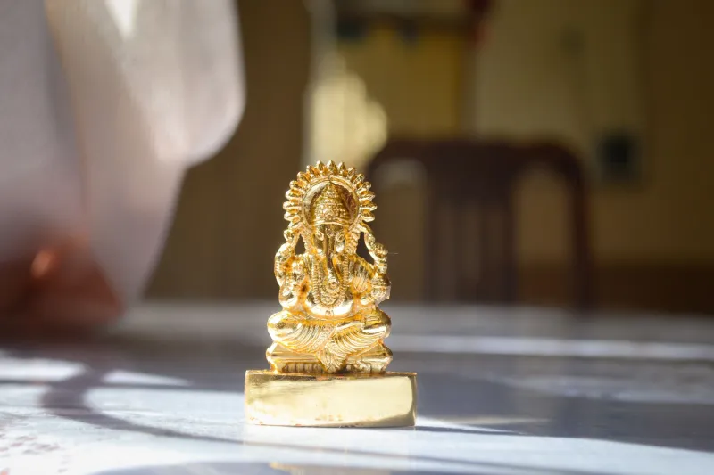 No Fixed Address, No Fixed Altar: How Location-Independent Americans Are Reinventing Sacred Space